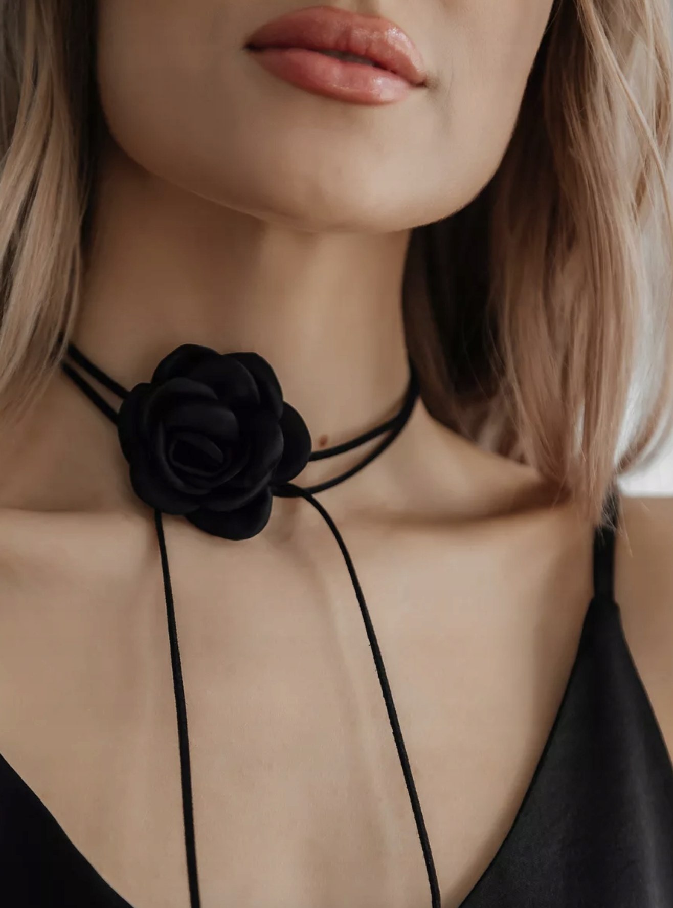 Naszyjnik choker ozdobny kwiat na szyję róża na rzemyku elegancki czarny EAN (GTIN) 5907570846272